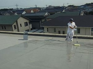 屋上防水作業風景-プライマー塗布
